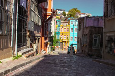 İstanbul Balat'ta kadın ve renkli eski binalar