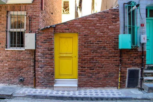 Porta Amarela Parede Tijolo Laranja Cidade Histórica Istambul Turquia — Fotografia de Stock