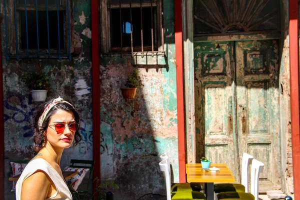 Femme Vieux Bâtiments Colorés Balat Istanbul — Photo