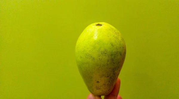 Hand Hålla Gröna Päron Frukt Med Grön Bakgrund — Stockfoto
