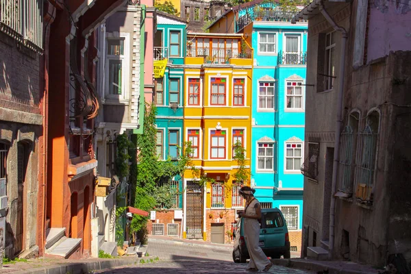 İstanbul Balat'ta kadın ve renkli eski binalar