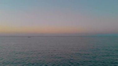 Balabac, Palawan Candaraman adasında açık okyanus ve tekneler üzerinde havadan drone görüntüleri