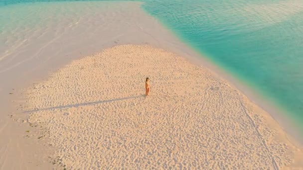 Mujer bailando sola en aislada barra de arena blanca en la isla de Onok — Vídeo de stock