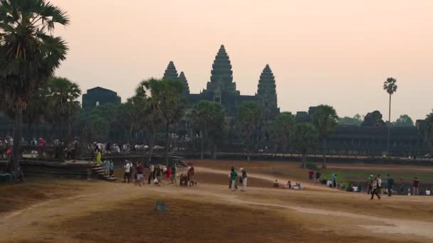 Siem Reap Angkor Wat tapınağında bulutlu gündoğumu zaman tur — Stok video