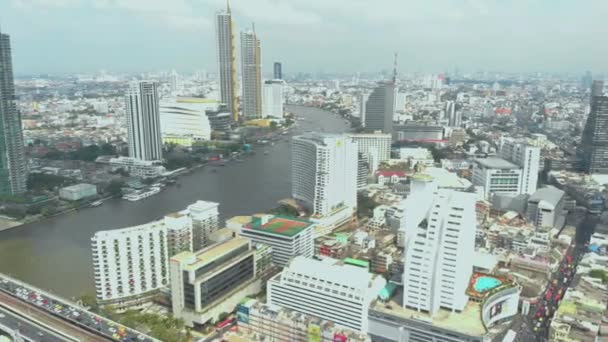 タイのチャオプラヤー川とバンコク市のスカイライン上のシネマティック4k航空写真 — ストック動画