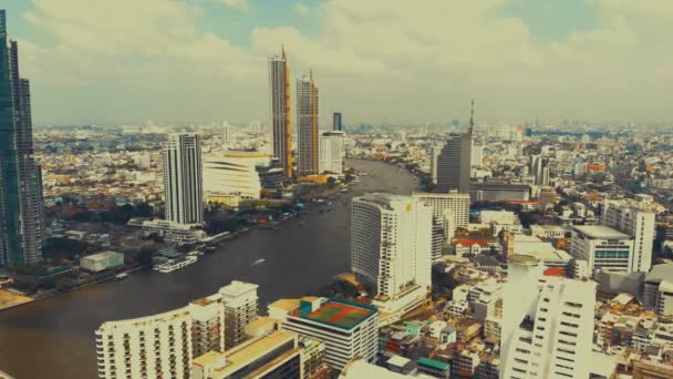 Filmszerű 4k légi kilátás nyílik Bangkok City Skyline a Chao Phraya folyó Thaiföldön — Stock videók