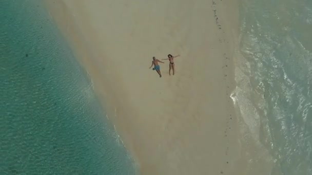 Беспилотник поднимается над парой, лежащей в мансаланганском песчаном баре в Балабаце — стоковое видео