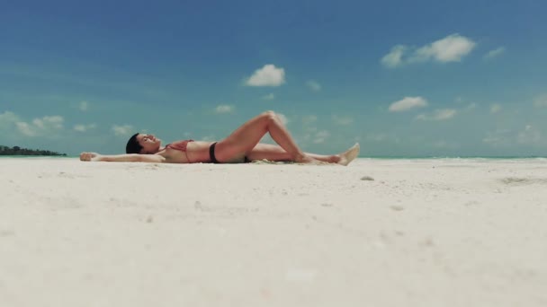 Frau liegt auf einsamer weißer Sandbank in Onok Island — Stockvideo