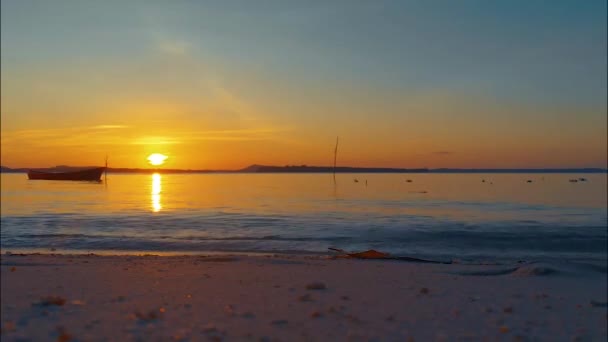 菲律宾巴拉巴克坎达拉曼岛五颜六色的日落和反射太阳的鸟瞰图 — 图库视频影像