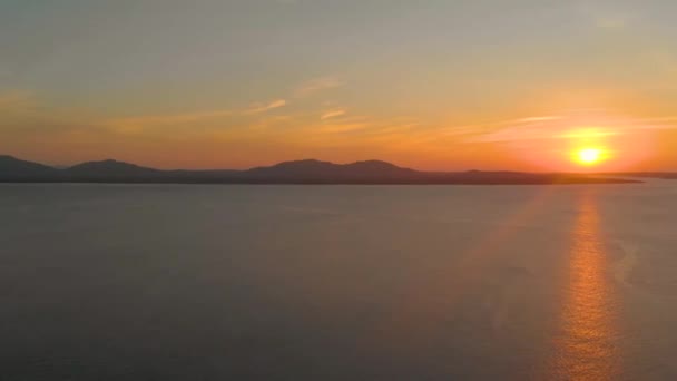 Drohnen neigen sich bis zum orangefarbenen Sonnenaufgang über dem Ozean in einer Inselgruppe aus Balabac, Palawan — Stockvideo