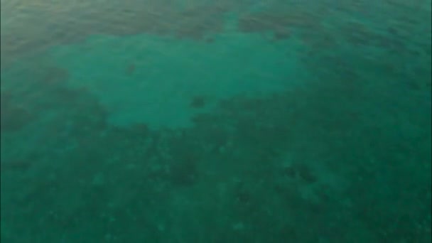 Drone Candaraman adasında okyanus üzerinde gün doğumunda güneşe doğru yükselir, Palawan — Stok video