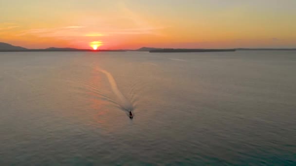 Imágenes aéreas de drones sobre el océano abierto y los barcos en la isla Candaraman en Balabac, Palawan — Vídeos de Stock