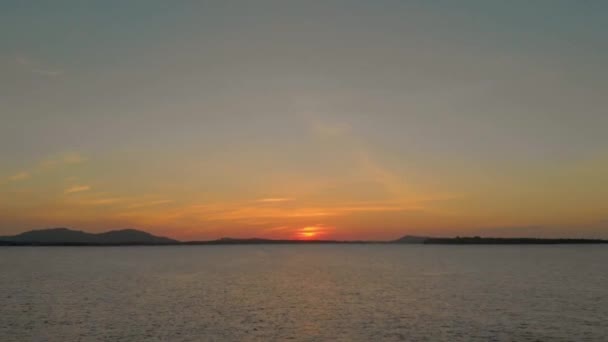 Luchtfoto van kleurrijke zonsondergang over het Oceaan oppervlak in Candaraman Island — Stockvideo