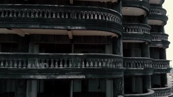 방콕 의 사톤에서 버려진 마천루에 대한 4K 공중 무인 항공기 상승 샷 — 비디오