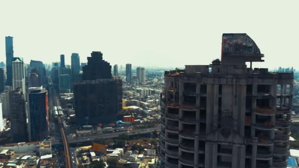 Cinematic 4K Vista aérea sobre Bangkok City Skyline con el río Chao phraya en Tailandia — Vídeos de Stock