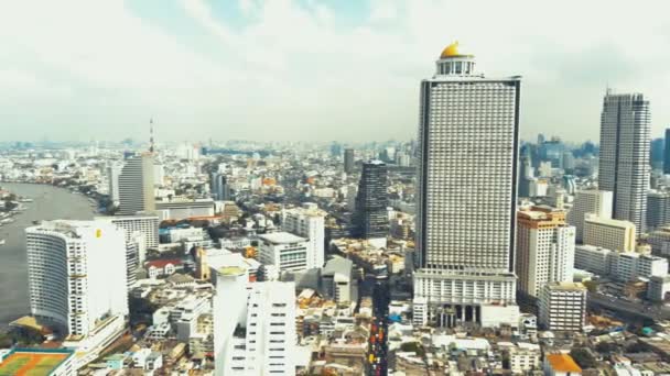 Vista aérea cinematográfica 4K sobre o horizonte da cidade de Banguecoque com o rio Chao phraya na Tailândia — Vídeo de Stock