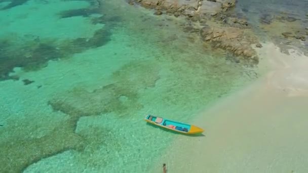 Légi Kilátás Trópusi Paradicsomban Hajó Fehér Homokos Timbayan Sziget Korallzátonyok — Stock videók