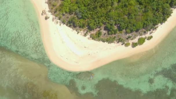Tropický Ostrov Bílou Písečnou Pláží Korálovými Útesy Vzdušný Malý Ostrůvek — Stock video