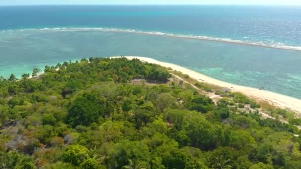 Tropische Insel Mit Weißem Sandstrand Und Korallenriffen Antenne Meereslandschaft Kleine — Stockvideo