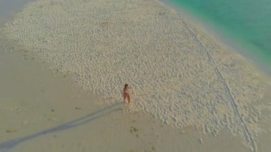 Kadın Balabac Filipinler Mansalangan Sandbar turkuaz su ve tropikal beyaz kumlu plajda yürüyüş