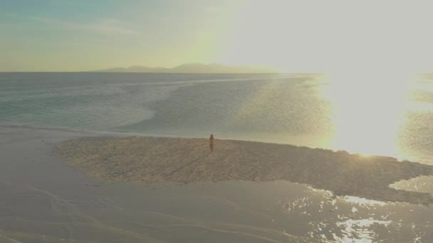 Mujer Caminando Sobre Aguas Turquesas Playa Tropical Arena Blanca Mansalangan — Vídeo de stock