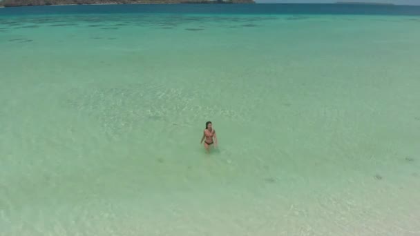 Mujer Caminando Sobre Aguas Turquesas Playa Tropical Arena Blanca Mansalangan — Vídeo de stock