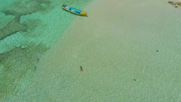 Vista Aérea Paraíso Tropical Con Mujer Barco Isla Timbayan Arena — Vídeo de stock