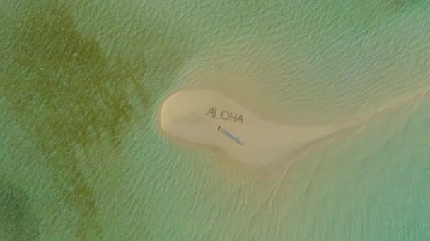 Luftaufnahme Einer Frau Die Der Weißen Sandbank Entlang Läuft Umgeben — Stockvideo