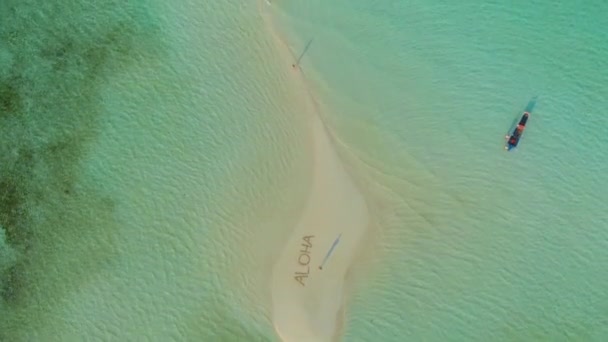 Luftaufnahme Einer Frau Die Der Weißen Sandbank Entlang Läuft Umgeben — Stockvideo