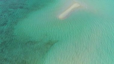 Turkuaz su ile çevrili beyaz kum bar havadan görünümü ve Balabac Canradaman adanın görünümü, Palawan, Filipinler