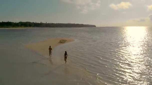 Luchtfoto Tropische Sandbar Aloha Geschreven Gemaakt Van Starvissen Candaraman Sandbar — Stockvideo