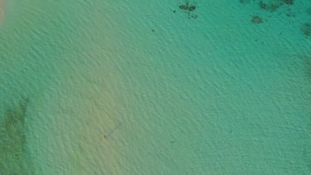 被绿松石水包围的白色沙栏的鸟瞰图和菲律宾巴拉望巴拉巴克的坎拉德曼岛的景色 — 图库视频影像
