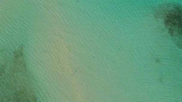 청록색 둘러싸인 모래톱의 전망과 필리핀 팔라완 발라박의 칸라다만 — 비디오