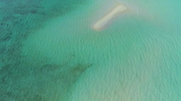 Vista Aérea Banco Areia Branco Cercado Por Água Azul Turquesa — Vídeo de Stock