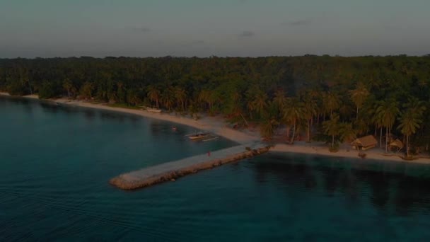 Воздушный Дрон Приближается Тропическому Раю Остров Кандараман Пальмовыми Джунглями Закате — стоковое видео