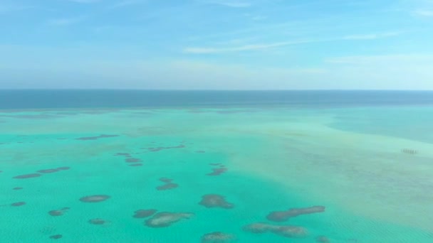 Tropikalna Wyspa Białą Plażą Palmami Niekończącą Się Turkusową Wodą Widokiem — Wideo stockowe