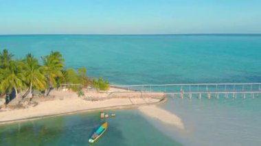 Beyaz plaj, palmiye ağaçları ve mercan resifleri ile sonsuz turkuaz su ile tropikal ada yukarıdan görünümü. Onok ada balabac palawan filipinler ada seyahat tatil konsepti yakınında Atoll