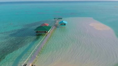 Beyaz plaj, palmiye ağaçları ve mercan resifleri ile sonsuz turkuaz su ile tropikal ada yukarıdan görünümü. Onok ada balabac palawan filipinler ada seyahat tatil konsepti yakınında Atoll