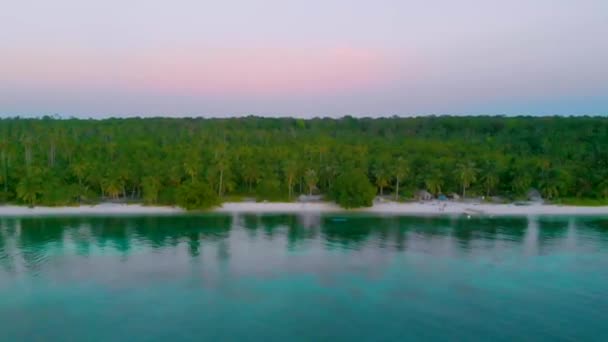 Paisaje aéreo de costa tropical a lo largo del paraíso en la isla de Candaraman — Vídeo de stock