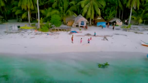 Повітряний ландшафт тропічного узбережжя вздовж раю на острові Кантараман — стокове відео