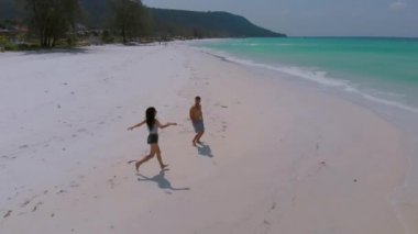 Koh Rong Adası'nda beyaz kumlu plajda dans çift havadan görünümü