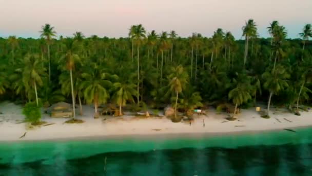 Paisaje aéreo de costa tropical a lo largo del paraíso en la isla de Candaraman — Vídeo de stock