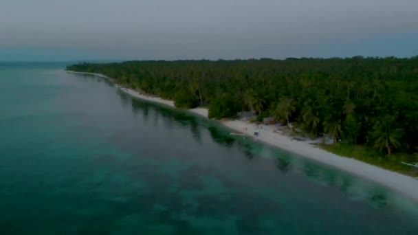 Εναέριο τοπίο της τροπικής ακτής κατά μήκος του παραδείσου στο νησί Κανντάρμαν — Αρχείο Βίντεο