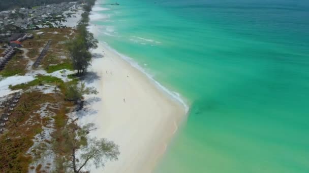 Ко Ронг Лонг Бич. Беспилотник пролетает над белым песчаным пляжем и бирюзовой водой в тропическом раю Камбоджи — стоковое видео