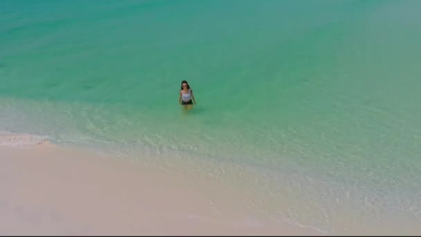 Vista aérea de la mujer bailando en la playa de arena blanca en la isla de Koh Rong — Vídeos de Stock