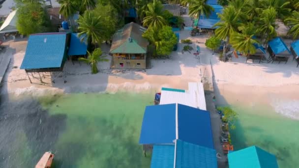 Vista aérea de Sok San Beach en la isla de Koh Rong en Camboya — Vídeos de Stock