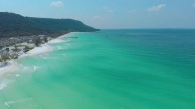 Koh Rong Long Plajı. Drone Kamboçya'da tropikal bir cennette beyaz kum plaj ve turqoise su üzerinde uçmak