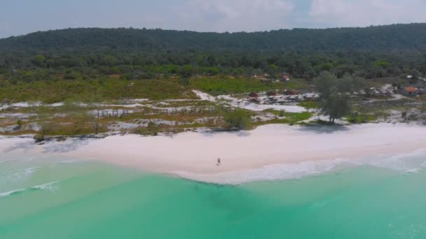 Koh Rong Long Beach. Drone volare sopra spiaggia di sabbia bianca e acqua turchese in un paradiso tropicale in Cambogia — Video Stock