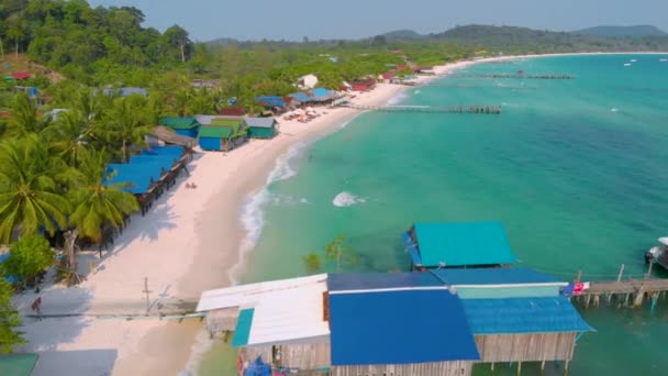 Вид с воздуха на пляж Сок Сан (Sok San Beach) на острове Ко Ронг в Камбодже — стоковое видео