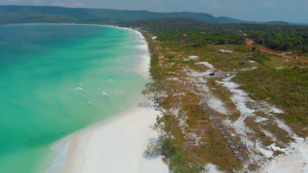 Koh Rong Long Beach. Drone latać nad białym piaskiem plaży i wody turqoise w tropikalnym raju w Kambodży — Wideo stockowe